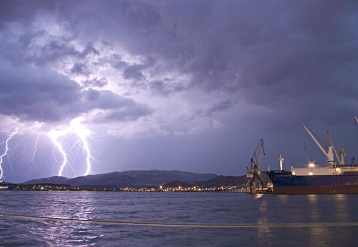 Βόλος: Πρωτοφανής θύελλα σαρώνει την ευρύτερη περιοχή της πρωτεύουσας της Μαγνησίας