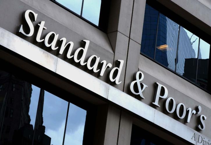 Η S&P αναβάθμισε σε θετικό το outlook της Ελλάδας - Διατήρηση του αξιόχρεου στο «ΒΒΒ-»