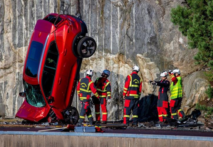 Αυτοκίνητα πέφτουν από τον ουρανό για λόγους ασφαλείας (pics & vid)