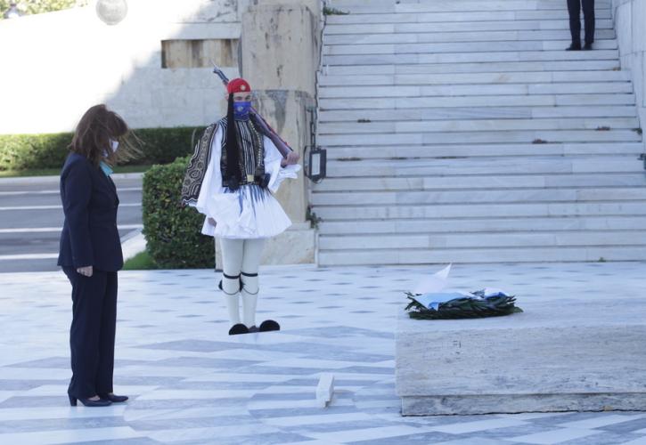 Σακελλαροπούλου: Η ΠτΔ παρακολούθησε σήμερα την επίσημη τελετή αλλαγής Φρουράς στο Μνημείο του Άγνωστου Στρατιώτη