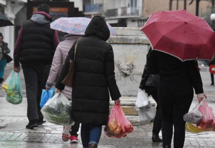 Όχι στην πώληση διαρκών προϊόντων από επιχειρήσεις τροφίμων λένε οι έμποροι του Πειραιά