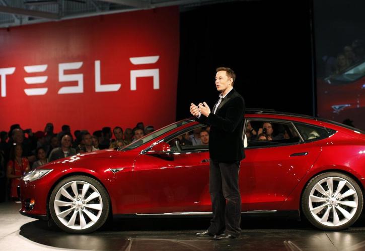 Στην Tesla δουλεύουν και στην αργία των Ευχαριστιών για να πιάσουν την παραγωγή