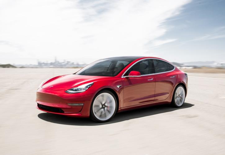 Βουτιά σχεδόν στο μισό για τις πωλήσεις της Tesla στην Κίνα