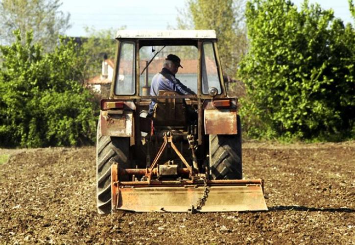 Καμία περικοπή στη σύνταξη των αγροτών που συνεχίζουν να δουλεύουν