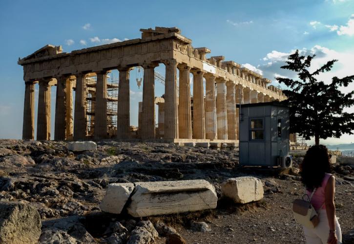 Κόντρα ΣΥΡΙΖΑ - Μενδώνη, με αφορμή τα περί πινακίδας στην Ακρόπολη