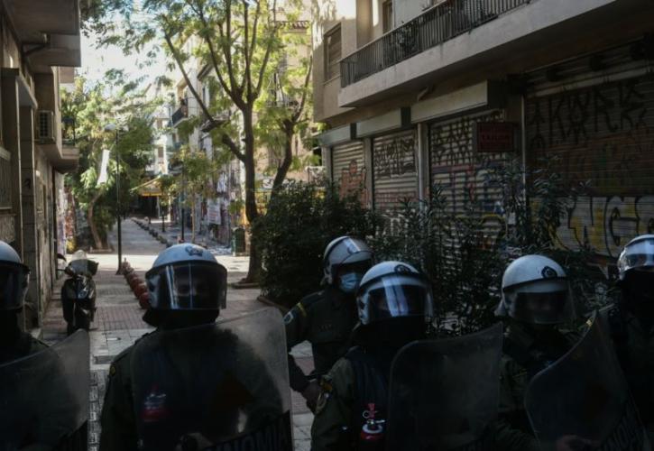 Επίθεση με μολότοφ εναντίον ΜΑΤ στα Εξάρχεια