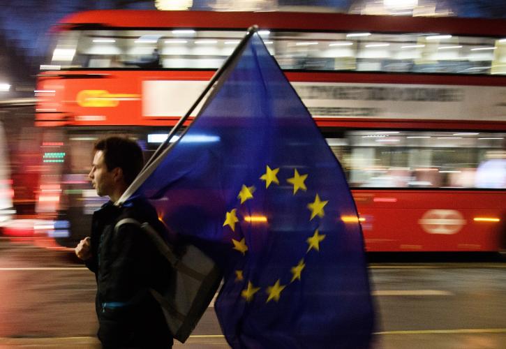 Το Brexit «χτυπά» τη βρετανική οικονομία: Ραγδαία συρρίκνωση του εμπορίου με την ΕΕ