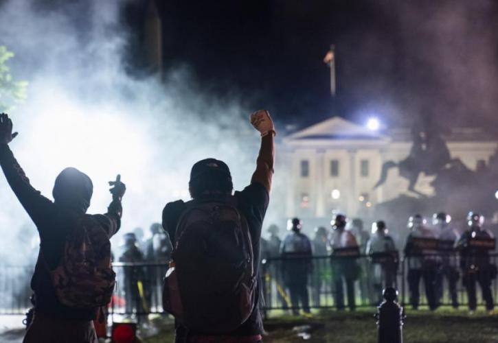 Δολοφονία Τζορτζ Φλόιντ: Δακρυγόνα στο Λευκό Οίκο - Φυγαδεύτηκε σε καταφύγιο ο Τραμπ