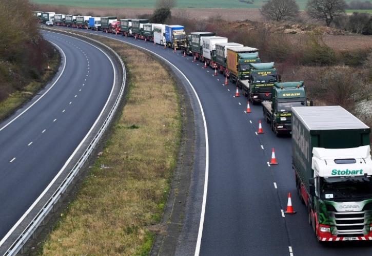 Βρετανία: Ένταση με τους χιλιάδες οδηγούς φορτηγών έχουν αποκλειστεί στο λιμάνι Ντόβερ