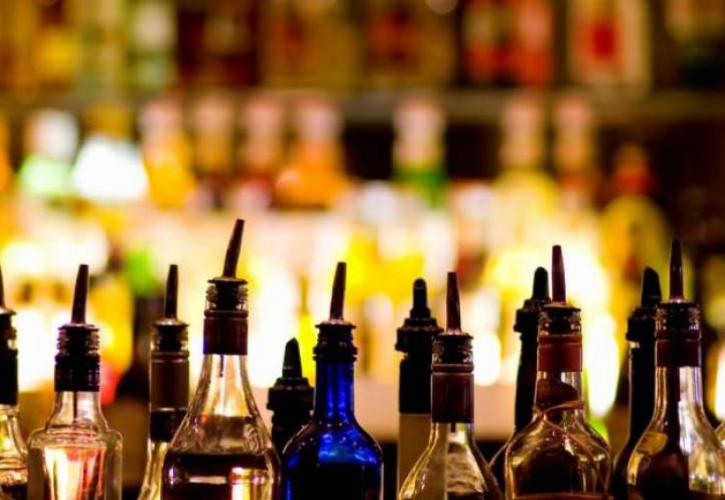 «Μαχαίρι» στις δαπάνες για το αλκοόλ από τους καταναλωτές – Η εικόνα διεθνώς