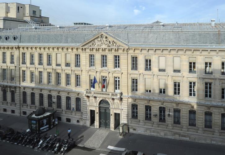 Η Τράπεζα της Γαλλίας γυρνά την πλάτη στα ορυκτά καύσιμα