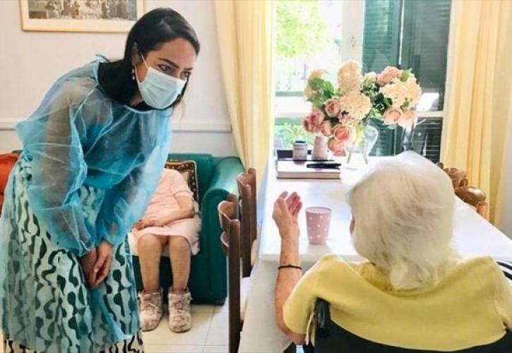 Κορονοϊός: Εμβολιάστηκε ηλικιωμένη 117 ετών - Η γηραιότερη στην Ελλάδα