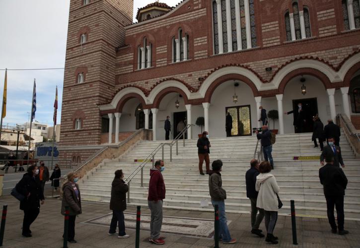 Θεοφάνεια: Με παρουσία πιστών άνοιξαν οι εκκλησίες - Συνωστισμός για τον Αγιασμό