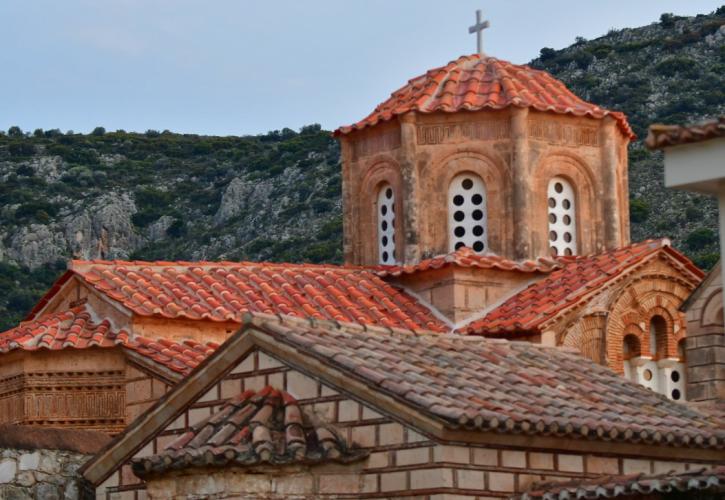 Συνωστισμός για τα «ιερά» ακίνητα της Εκκλησίας στη Βουλιαγμένη