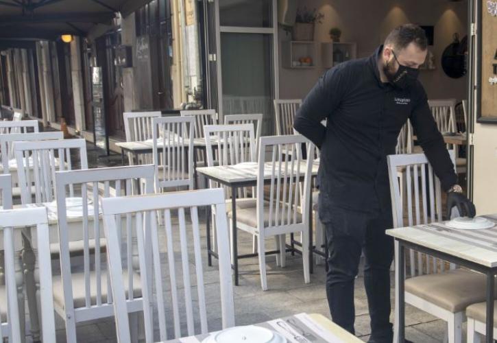 Διστακτικοί πάνω από τους μισούς Έλληνες για την «επιστροφή» τους σε εστιατόρια - ταβέρνες
