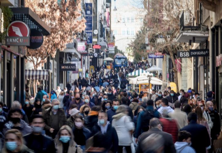 Συνωστισμός και ουρές στους εμπορικούς δρόμους