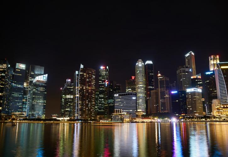 Σιγκαπούρη: Η κεντρική τράπεζα περιόρισε τη νομισματική πολιτική σε μια κίνηση-έκληξη