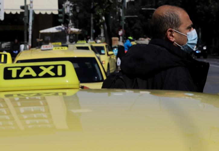 Μειωμένος ΦΠΑ στο 13% και για τα κόμιστρα των ταξί