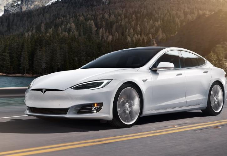 «Ψαλιδίζει» την τιμή του Tesla Model S στα 69.420 δολάρια ο Έλον Μασκ