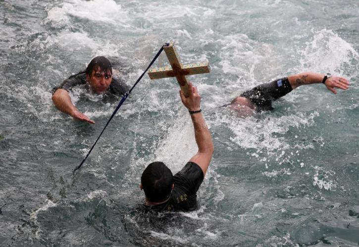 Αμβρόσιος και Καλαβρύτων Ιερώνυμος έριξαν τον Σταυρό στη θάλασσα στο Αίγιο- Ένταση και στη Θεσσαλονίκη