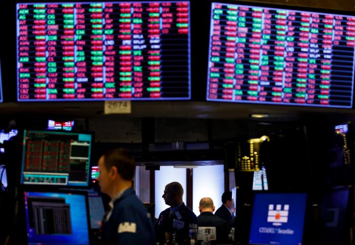 Απώλειες στη Wall Street, υπό το βάρος του Τραμπ