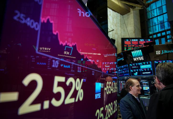 Στο «κόκκινο» η Wall Street υπό το βάρος της ύφεσης
