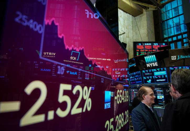 Στο «κόκκινο» η Wall Street υπό το βάρος της ύφεσης