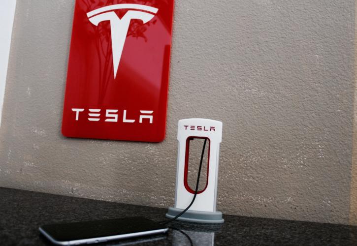 Tesla: Ξεκίνησε η παραγωγή των πρώτων ηλεκτρικών αυτοκινήτων στην Κίνα