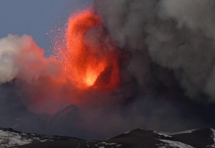 Εξερράγη κρατήρας της Αίτνας - Κλειστό το αεροδρόμιο της Κατάνης