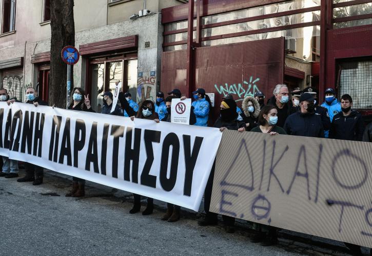 Διαμαρτυρία καλλιτεχνών έξω από το υπουργείο Πολιτισμού