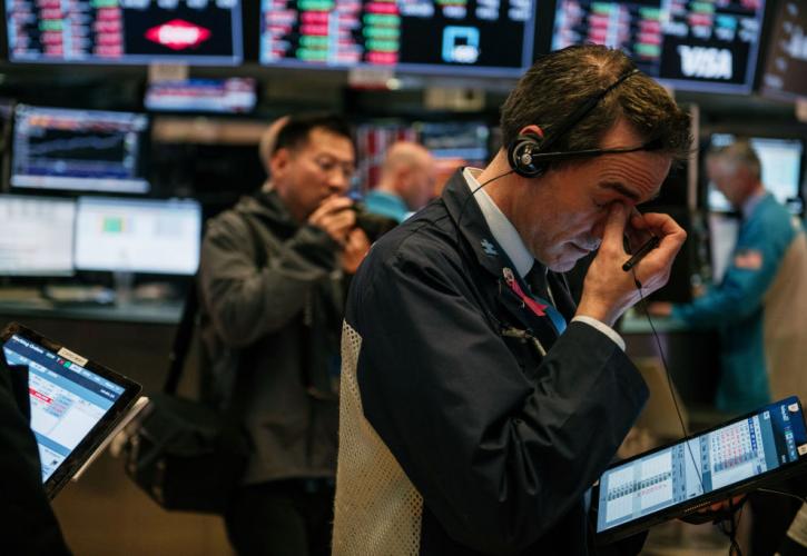 Σε «βαθύ κόκκινο» η Wall Street εν μέσω ανησυχιών για τους χειρισμούς της Fed