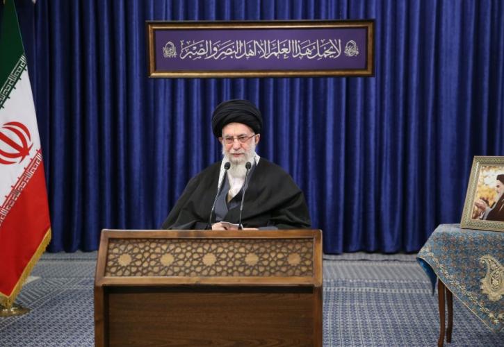 Χαμενεΐ: Αν η Ουάσινγκτον άρει τις κυρώσεις, η Τεχεράνη θα επιστρέψει στις πυρηνικές δεσμεύσεις 