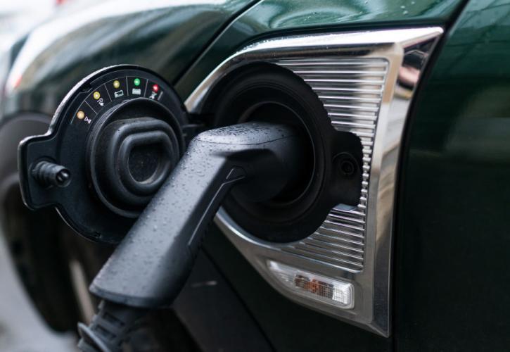 ΥΠΕΝ: Μέτρα για τη μείωση του κόστους φόρτισης των ηλεκτρικών οχημάτων