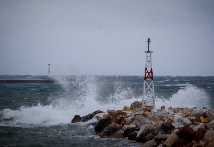 Σε ισχύ το απαγορευτικό απόπλου από Πειραιά, Ραφήνα και Λαύριο