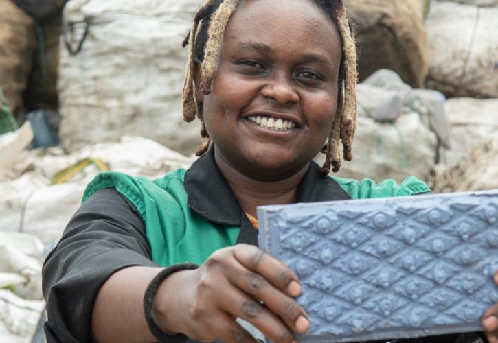 Τούβλα από ανακυκλωμένο πλαστικό κατασκευάζει Κενυάτισσα μηχανικός