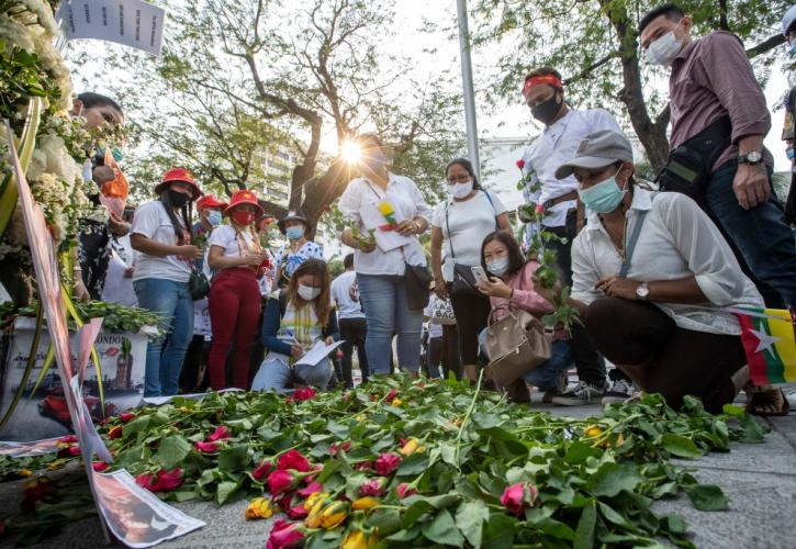 Μιανμάρ: Χιλιάδες άνθρωποι στην κηδεία νεαρής διαδηλώτριας, συνεχίζονται οι κινητοποιήσεις κατά της στρατιωτικής χούντας