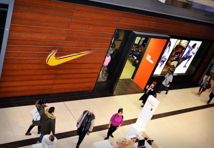 H Nike αποσύρει τα προϊόντα της από την πλατφόρμα της Amazon