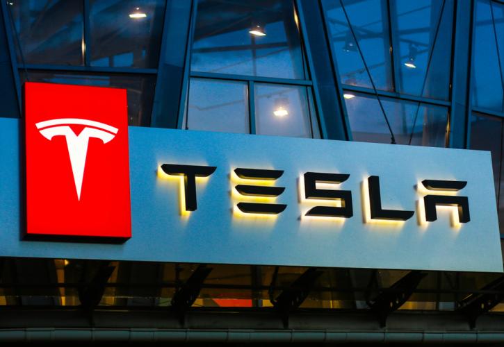 Συνεχίζεται η «κατηφόρα» για τη μετοχή της Tesla