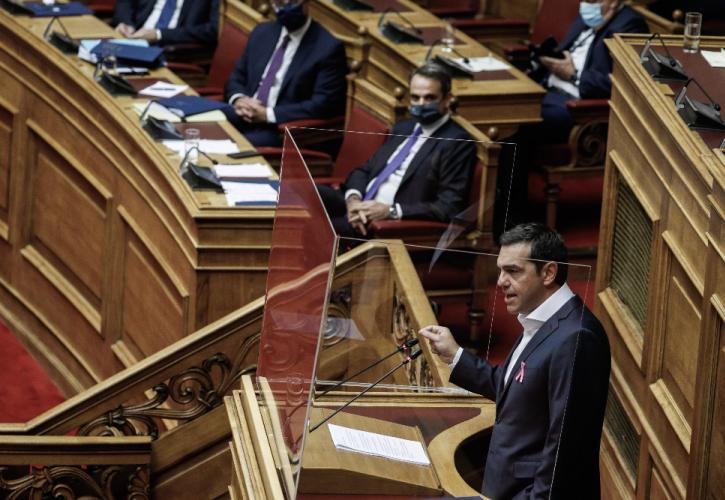 Μητσοτάκης - Τσίπρας σήμερα στη Βουλή με φόντο χάρτες και δημοσκοπήσεις