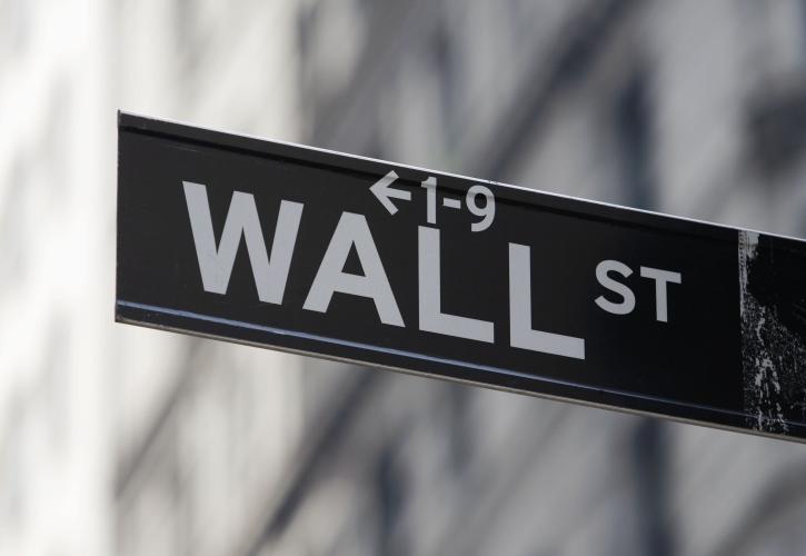 Πάνω από 300 μονάδες έχασε ο Dow Jones