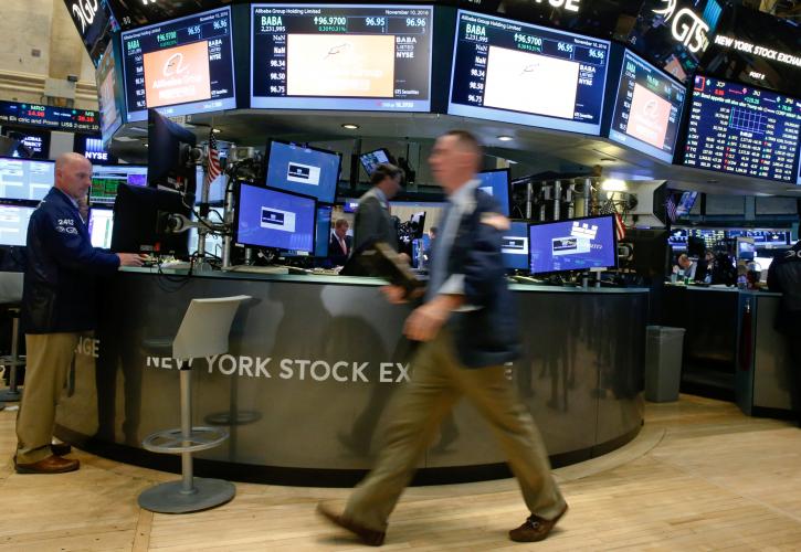 Στο «κόκκινο» η Wall Street - Κάτω από τις 26.000 μονάδες ο Dow Jones