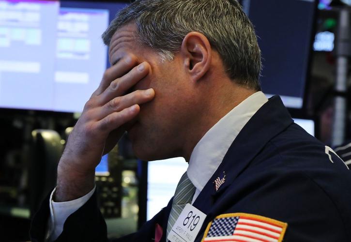 «Στο κόκκινο» η Wall Street: «Βουτιά» 800 μονάδων για τον Dow Jones