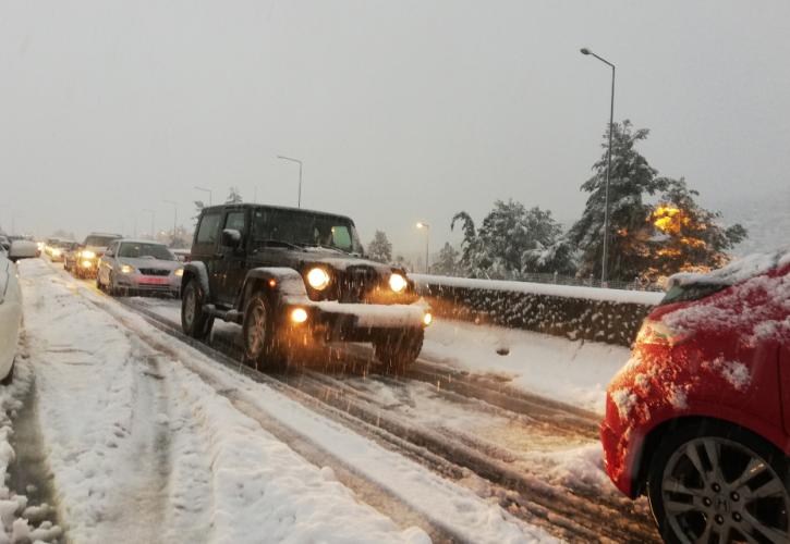 Αττική - κακοκαιρία: Απαγορεύτηκε η κυκλοφορία φορτηγών στην εθνική οδό - Κλειστοί δρόμοι