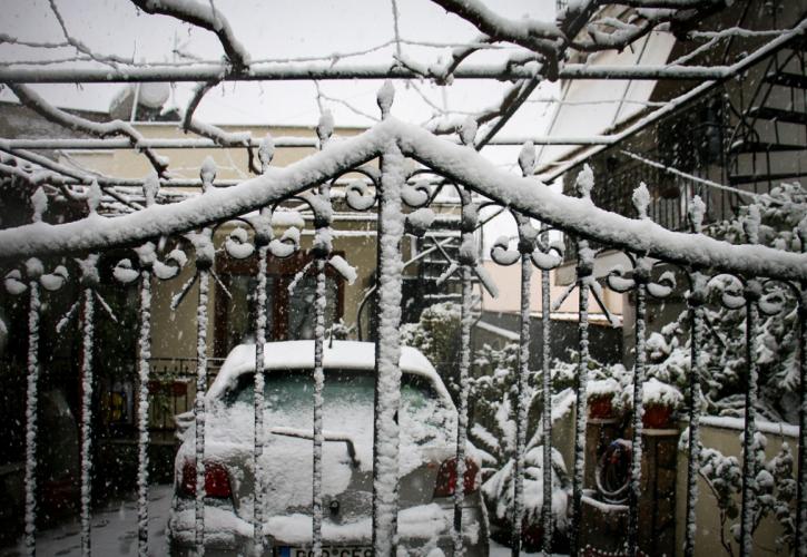 Χιόνια στη Λάρισα – Απαγόρευση κυκλοφορίας για τα φορτηγά στην εθνική οδό Λάρισας - Κοζάνης