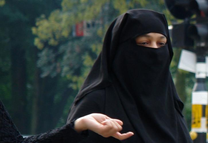 Ελβετία: Η «απαγόρευση της μπούρκα» θα τεθεί σε ισχύ από το 2025