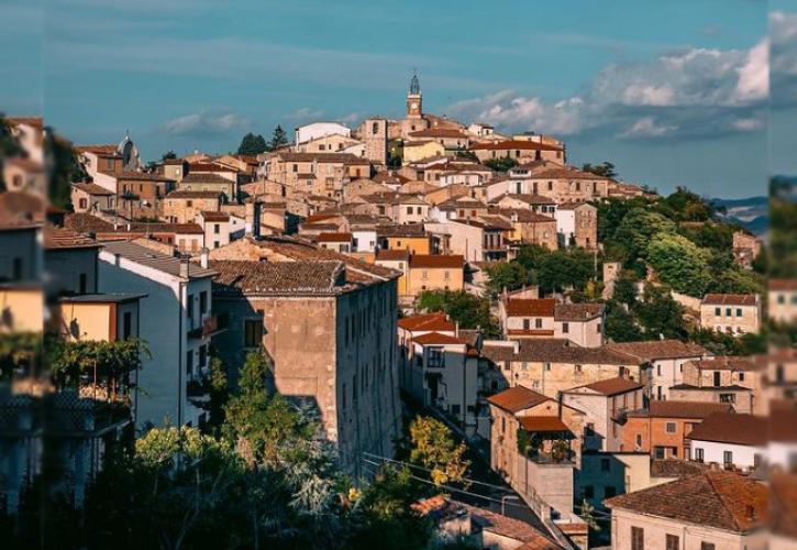 Καστροπινιάνο: Το νέο χωριό της Ιταλίας που πουλάει ακίνητα έναντι 1 δολαρίου