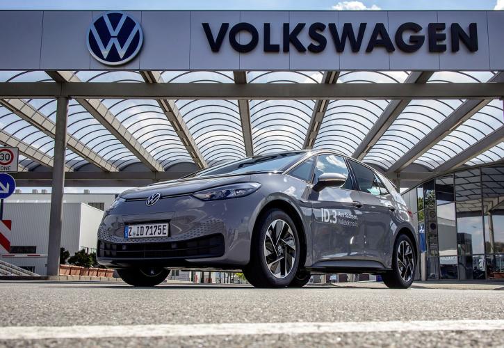 H Volkswagen θα μειώσει κατά 50% το κόστος των μπαταριών ηλεκτρικών αυτοκινήτων (vid)