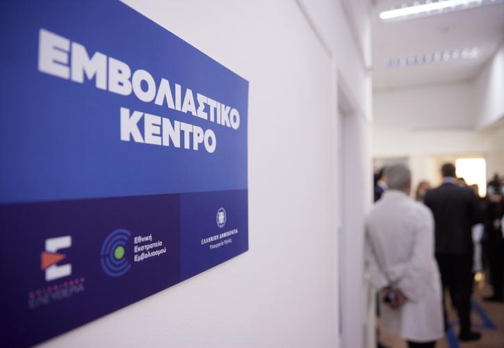 Στα δύο νέα mega εμβολιαστικά κέντρα, σε Περιστέρι και Ελληνικό, οι κ.κ. Χαρδαλιάς και Θεμιστοκλέους