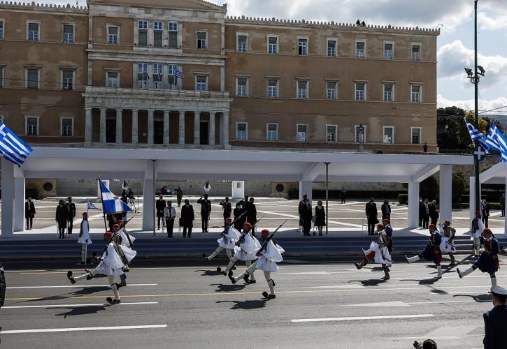 Βασιλακόπουλος: Παρέλαση μόνο με εμβολιασμένους και με μάσκες
