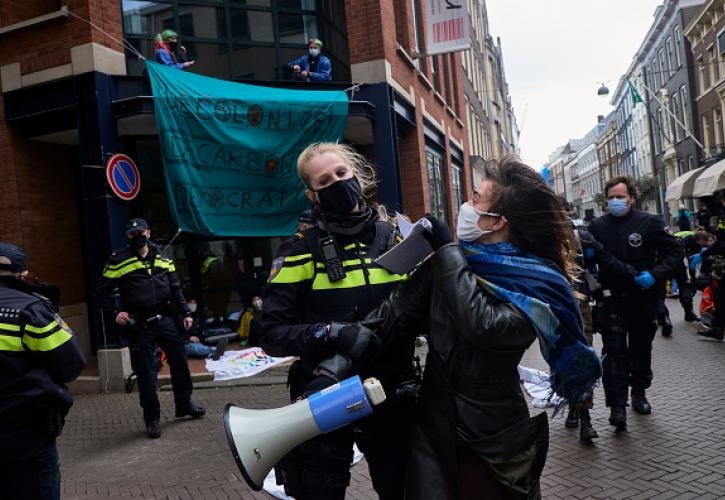 Ολλανδία: Αστυνομία κατά διαδηλωτών στη Χάγη - Διαδήλωναν ενάντια στα μέτρα περιορισμού της πανδημίας